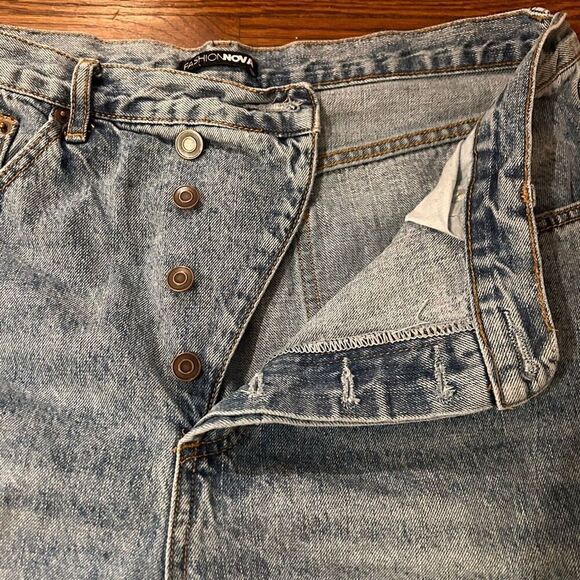 Fashion Nova Womens 13 Straight Leg Rigid Denim Jeans Blue Light Wash Button Fly - Picture 4 of 7